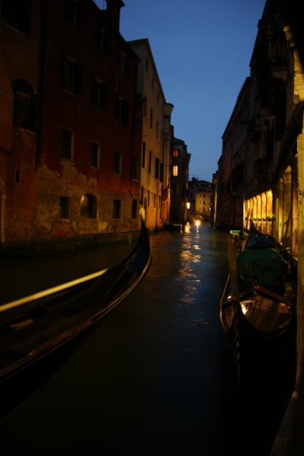 夜のイタリアの街並み