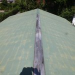 棟板金の飛散した屋根
