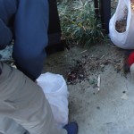 三鷹市　スレート屋根の上にガルバリウム鋼板をかぶせる屋根カバー工事現場にて清掃するスタッフ