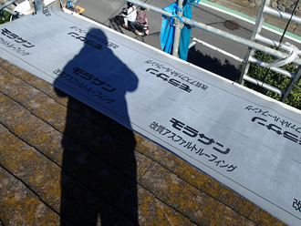袖ヶ浦市 屋根カバー工法　軒先から防水紙を設置しています