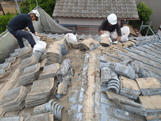 屋根葺き替え、瓦降ろしの様子