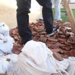 瓦の廃材処理の様子