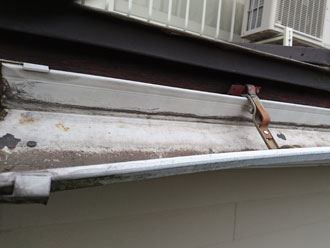 横浜市金沢区｜吊り金具取り付け直しで雨樋の役割を復活！、施工前写真