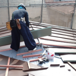 屋根葺き替え　ガルバリウム鋼板の屋根材を設置