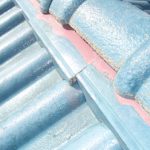 棟のずれた部分に以前の屋根の色が