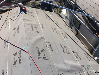 江東区 エコグラーニで屋根カバー工法　防水紙設置