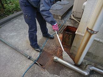 江戸川区倉庫雨樋金具交換