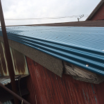 横浜市神奈川区で倉庫トタン屋根の部分葺き替え工事を実施しました