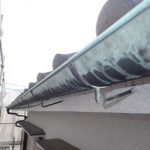 緑青で覆われる銅製雨樋