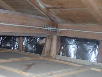 小屋裏での雨漏れ調査