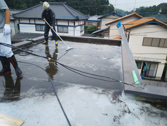 水溜まりが漏水の原因になるので水切りワイパーをこまめにかける