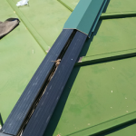 座間市相武台にて釘が浮いた棟板金を樹脂製貫板のタフモックを使って棟板金交換