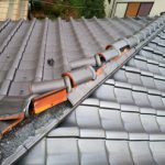 丸瓦と熨斗瓦が崩れ落ちた隅棟