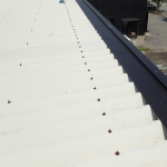 東久留米市神宝町で工場の折板屋根を雨押えカバー実施にて雨漏りを改善