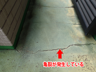 武蔵野市境　バルコニー床がひび割れしている