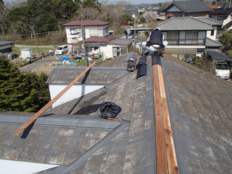 新しい棟板金の取り付け