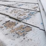 塗膜が浮いて剥がれてきている