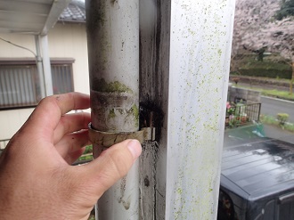 苔の生えた雨樋