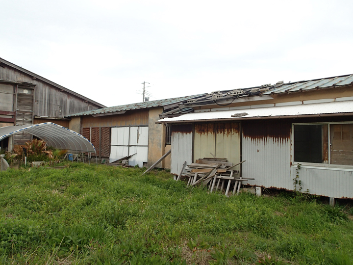 広い敷地に様々な建物が存在