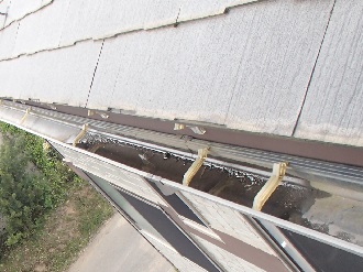 雨水がたまっている雨樋