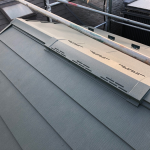 愛甲郡愛川町中津にて割れたスレート屋根を金属屋根材スーパーガルテクトで屋根カバー工法