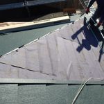 旭市鏑木にて傷んだスレート屋根から金属（スーパーガルテクト）の屋根材へカバー工法実施