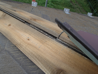 屋根の上に残った棟板金は変形