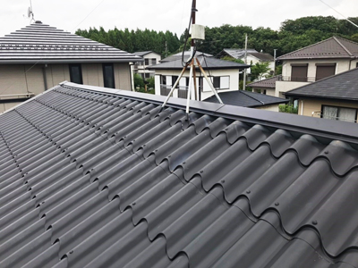 寒川町小谷にて台風被害に遭い、外れかかった棟板金をガルバリウム鋼板製棟板金に交換いたしました、施工後写真