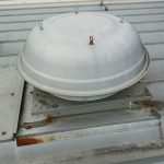 折板屋根の上のベンチレーター