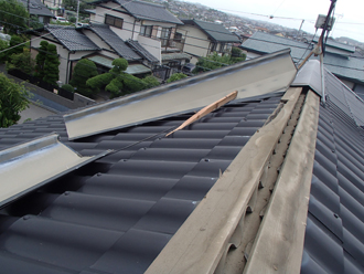 台風が襲った屋根の惨状