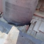 野地板が破損した瓦屋根