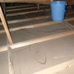 雨漏りしている小屋裏