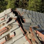 2階瓦屋根の棟崩壊