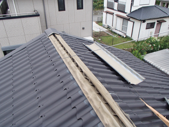 寒川町小谷にて台風被害に遭い、外れかかった棟板金をガルバリウム鋼板製棟板金に交換いたしました、施工前写真