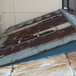 穴が開いた屋根