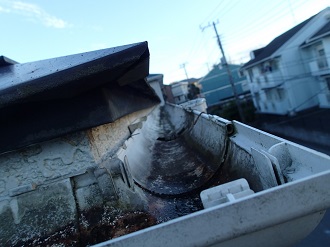 寿命が近づく雨樋