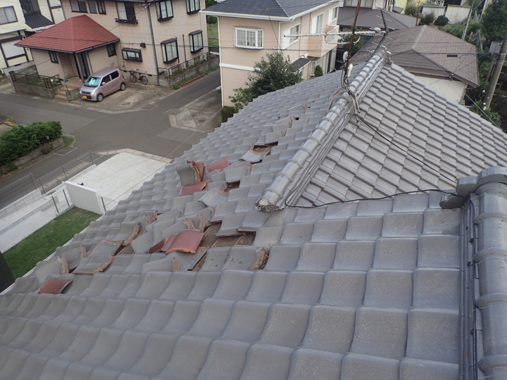 瓦屋根の被災部分