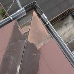 軒先のスレートの割れ