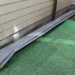 バルコニーに落ちてきた棟板金