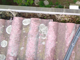 土ゆ落葉の溜まった雨樋