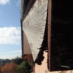 破風が反っている