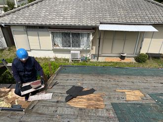 屋根の解体作業