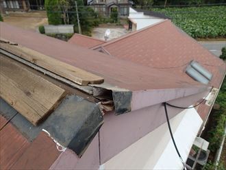 君津市　外れた棟板金の状況