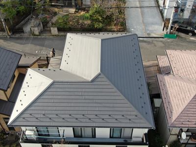 野田市宮崎にてアイジー工業のスーパーガルテクト（Sシェイドチャコール）を使用した屋根カバー工事を実施