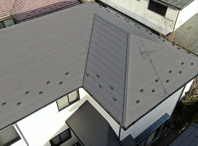 野田市宮崎にてアイジー工業のスーパーガルテクト（Sシェイドチャコール）を使用した屋根カバー工事を実施