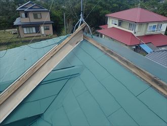 長生郡白子町で、屋根の色に合わせたモスグリーンの板金を使用した棟板金交換工事を行いました、施工前写真