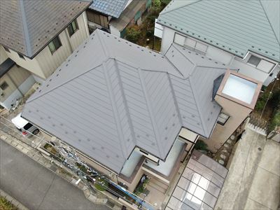 松戸市稔台にてスーパーガルテクト（シェイドチャコール）を使用した屋根カバー工事の様子、金額をご紹介しております、施工後写真