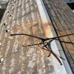 腐食により土台の足が折れております