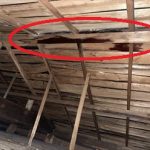 屋根裏の雨漏り跡