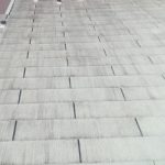 退色の目立つスレート屋根